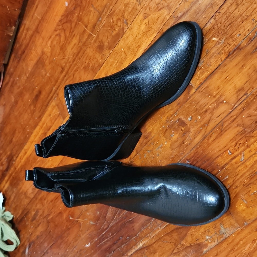 Size 7 Old Navy Snakeskin Patterned Boots